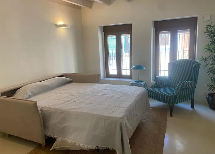 Casa Junto Al Castillo بيت للعطل