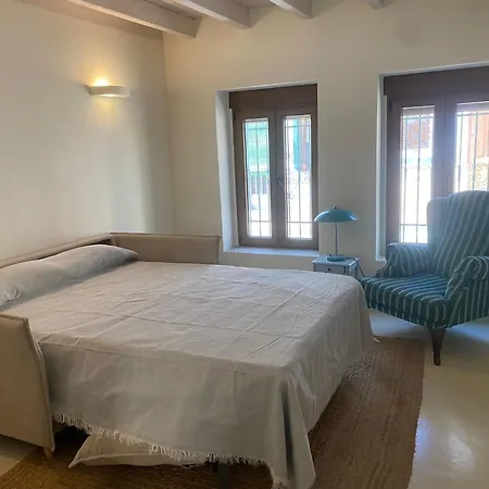Casa Junto Al Castillo بيت للعطل